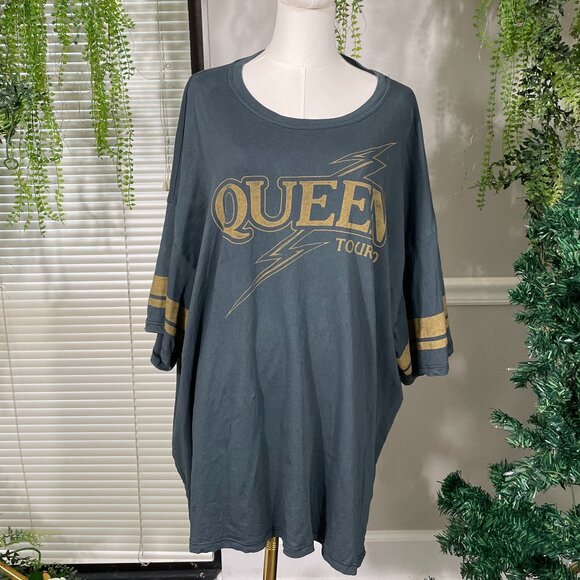 Daydreamer | Queen Tour '80 Tee - Picture 1 of 4
